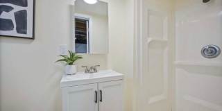 Beautiful Renovated 3BR/2BTH Brick Townhome Gallery 26