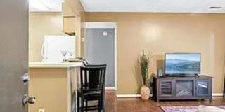 Modern First-Floor with Private Patio in Hampton Club Gallery 9