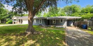Live in the Heart of Downtown New Braunfels / Covered Front Porch / Carport & Storage / NBISD Gallery 1