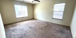 4 Bed House - North of UT Campus Gallery 19