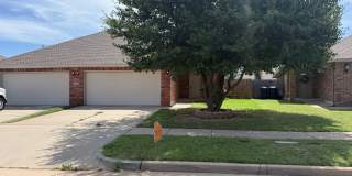 3 bed duplex. New carpet, great kitchen Island and a fenced backyard in Moore schools! 3 bed duplex. New carpet, great kitchen Island and a fenced backyard in Moore schools! Gallery 1