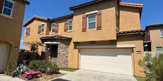 Charming 3BR Home with Modern Kitchen, Versatile Loft, & Private Backyard Gallery 1