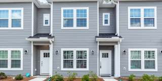 3 Bedroom, 2.5 Bathroom Townhome in Twin Rivers - Wando Gallery 1