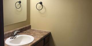 Beautiful West Side 3 Bed/2.5 Bath Townhome! Gallery 26