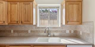 Spacious Sun-filled 3 bed 2.5 Bath Townhouse Gallery 4