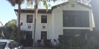 Seasonal-Beautifully renovated top floor 2/2 condo downtown Sarasota. Gallery 4