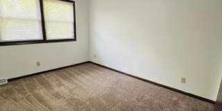 Large 4 Bedroom House in Iowa City Gallery 25