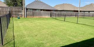 Large 3 Bed, 2 Bath in Beautifully Well-Maintained Neighborhood Gallery 21