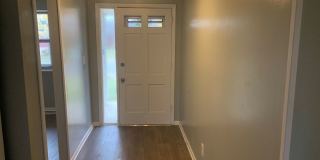 Beautiful, spacious 3 bed 2 bath home in Englewood Gallery 8