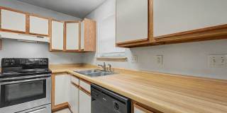 Cozy 2-Bedroom, 1-Bathroom Townhouse with Washer/Dryer in a Quiet, Relaxing Setting Gallery 4