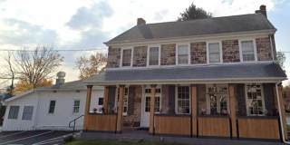 Charming 3 Bedroom Apartment Available Now! Gallery 1