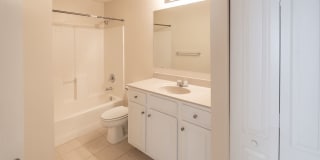 Beautiful 3 Bedroom, 2 Bath with Volume ceilings and Private Garage! Gallery 10