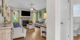 4 bedroom 2.5 bathroom home close to beaches, shopping, and Marine Corps Bases. Gallery 15