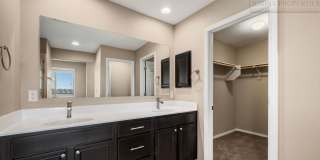 1 MO. FREE RENT! Gorgeous Corner-Lot Townhouse with Mountain Views Gallery 17