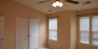 Beautiful Townhome - Great Location Gallery 9