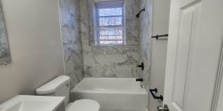 Charming 2 Bedroom Home with Backyard & In-Unit Washer/Dryer Gallery 8