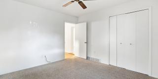 Charming house for rent, with laundry machines included and fenced yard. Gallery 10