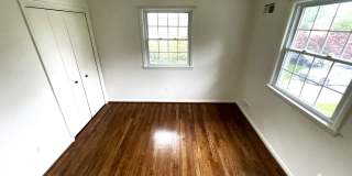 Beautiful 5 bedroom/2.5 bath with large yard Gallery 24