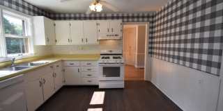 4 bed/3.5 bath, half acre lot, 100 yards from Memorial Stadium! Gallery 10