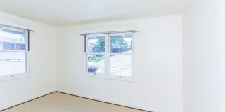 Waiola - upstairs 1 bedroom with 1 parking - window air conditioner in bedroom.. Gallery 10
