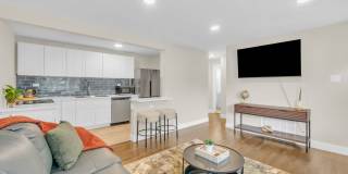 Fully Furnished Sunnyside Townhome | All-Inclusive | Flexible Stays Gallery 4