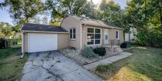 2 Bedroom With Oversized Garage & Prime Location Near 90th & Blondo!! Gallery 3