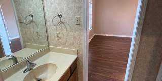 SPACIOUS COZY TOWNHOME IN GATED COMMUNITY Gallery 15