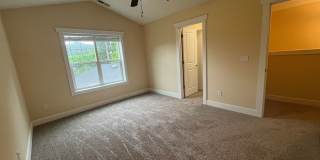 Fully refurbished duplex in excellent location - new carpet, fresh paint, etc. Gallery 14