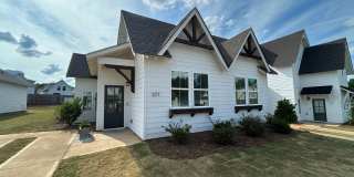Cute and Fresh 3BR/2BA Cottage in Piper Glen Gallery 1