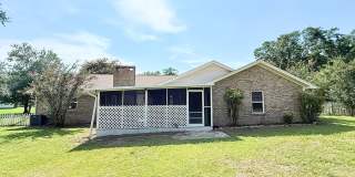 Spacious 3-Bedroom Home - Acre Lot Gallery 17