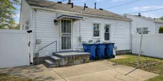 Newly Updated 2 Bed Ranch with Private Backyard Gallery 12