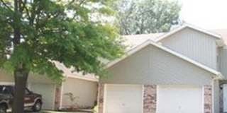 Updated 2 Bedroom Townhome with Garage – Blue Springs, MO Gallery 1