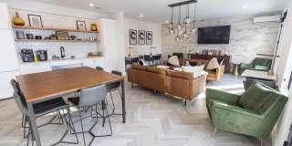 Broadway 385 Gallery 8