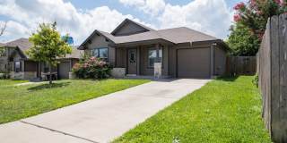 Convenient 3 Bedroom, 2 Bath Home in Jarrell w/ 1-Car Garage Gallery 1