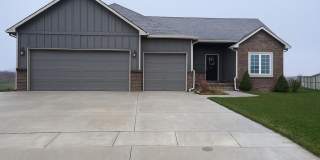 Spacious 4 Bedroom Home with Basement and Wet Bar in Clearwater Gallery 1