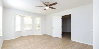 Modern 4-Bedroom House Near Leon Valley Gallery 12