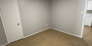 Charming 2 bedroom 1 bath duplex - Open To Section 8 Gallery 7