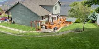 Sunny and spacious 3 bed, 2.5 bath house with living and family room, with huge back yard! Gallery 25