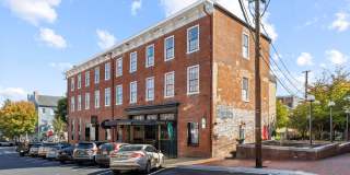 Charming 2 Bed 1 Bath Apartment in Downtown Fredericksburg Gallery 1