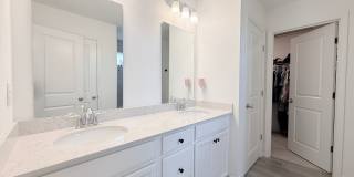 Spacious 4BR Home with Office, Loft & Lake Views Gallery 21