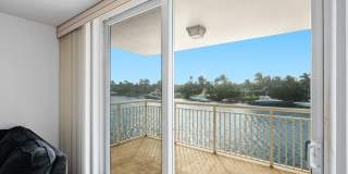 1050 Hillsboro Mile Gallery 8