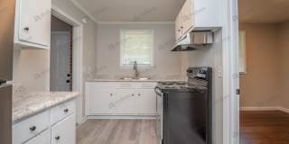 Newly Renovated & Spacious Home w/ Bonus Room Gallery 3