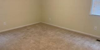 Spacious 4 Bedroom near Guilford College Gallery 17