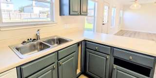 Room in 3 Bedroom Home at Phillips St Gallery 4