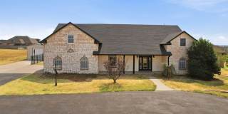 Large 5 Bedroom Home with In-ground Pool, Storm Cellar and Workshop Gallery 1