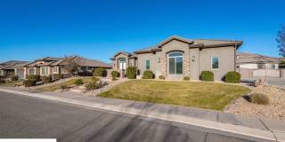 Stunning 2 Bedroom Fully Furnished Home. Community Pool & Mini Golf! Gallery 12