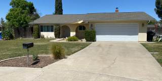 Spacious home in Northeast Hanford, central air, quiet cul-de-sac lot! Gallery 1