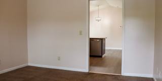 Charming 4 bedroom, 2 bathroom home in Greensboro w lake front views Gallery 13