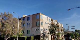 Top-Floor large condo on tree-lined street Gallery 1