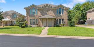 Great 3 Bed, 3 Bath Duplex for Fall 2026 Pre-Lease Gallery 1